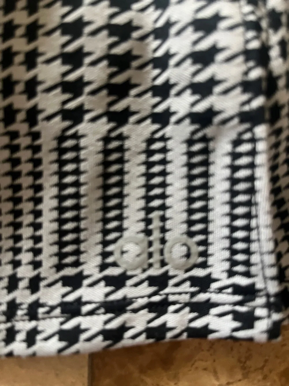 Alo Classic Houndstooth Pleated Mini Skirt - Black & White xs